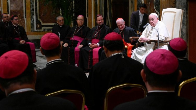 Diálogo abierto del Papa con los nuevos obispos: Sean pastores cercanos a los pobres
