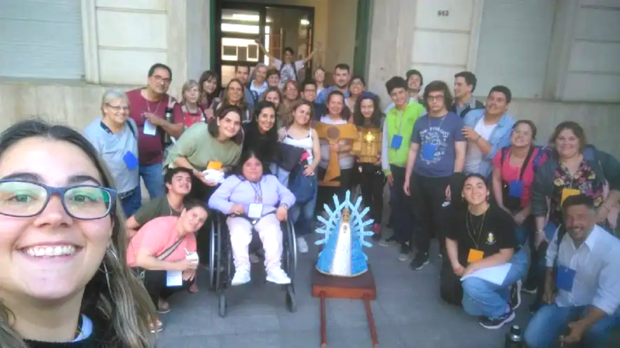 Jóvenes celebran gran encuentro eucarístico en torno a reliquias de Carlo Acutis