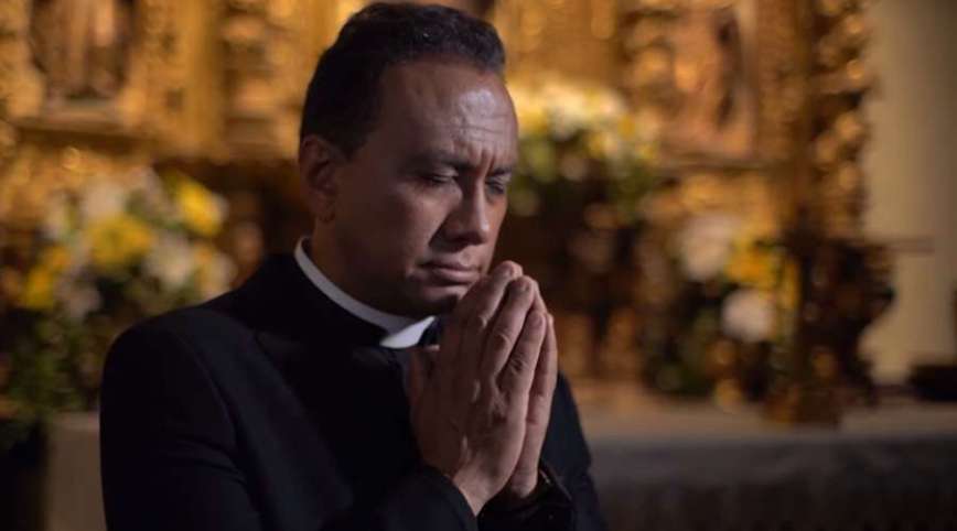 Sacerdote compone canción en homenaje a Benedicto XVI